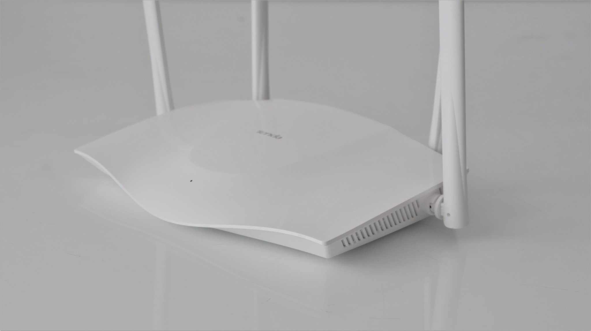 Router Wi-Fi 6 AX1800 Tenda RX3