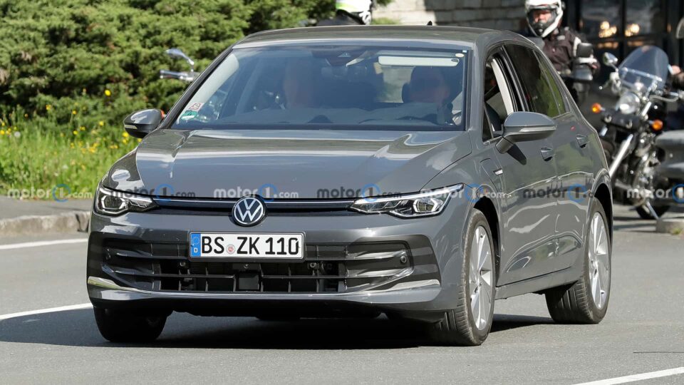 Primele fotografii detaliate cu Volkswagen Golf 8 facelift, model ce va fi lansat comercial în 2024
