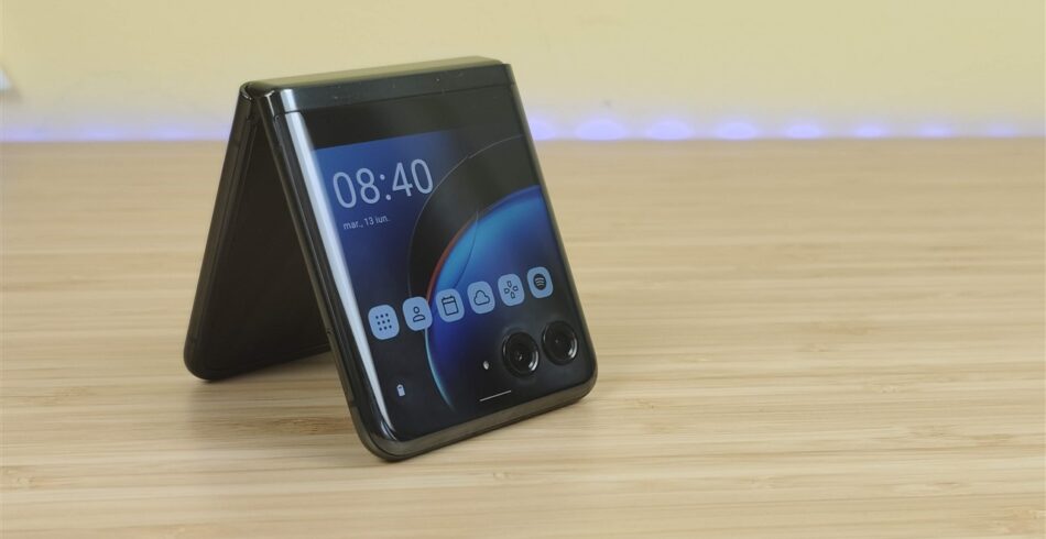 Motorola RAZR 40 Ultra este disponibil în oferta Digi Mobil cu plata în rate