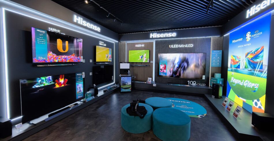 Showroom televizoare Hisense 2024 in magazin Altex Bucuresti Nord