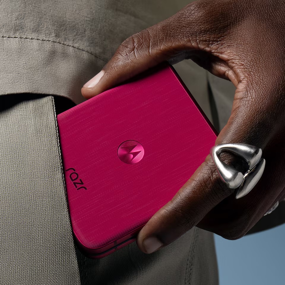 Motorola RAZR 60 Ultra - Pantone Cabaret