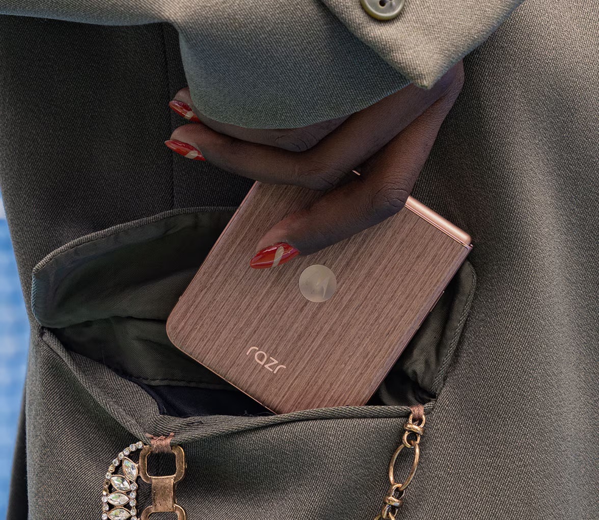 Motorola RAZR 60 Ultra - Pantone Mountain Trail