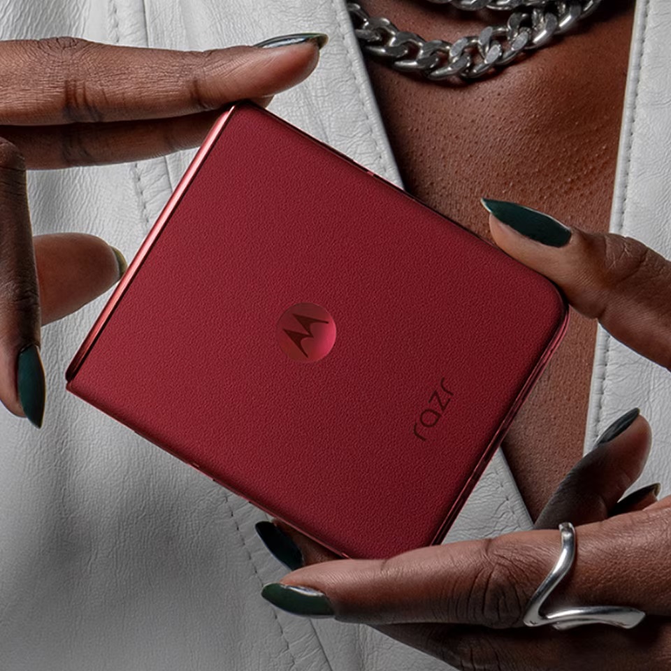 Motorola RAZR 60 Ultra - Pantone Rio Red