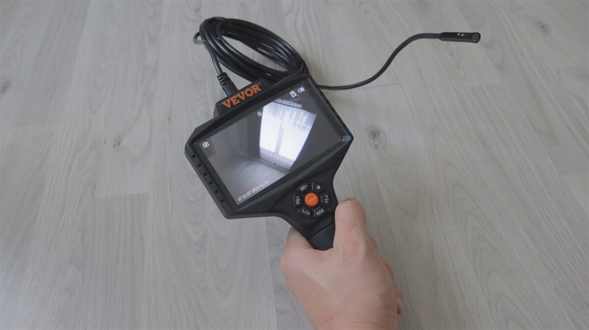 Camera endoscopica cu ecran LCD Vevor SC8 - review