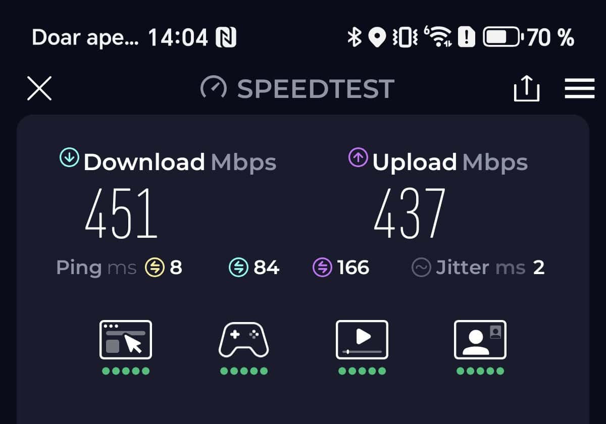 Testare viteza internet, rezultat Mbps pentru download și upload, telefon mobil, gaming, tehnologie.