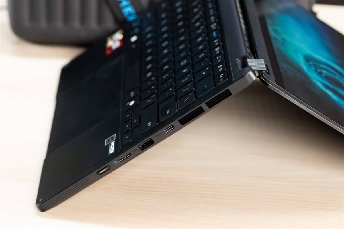 Laptop gaming cu ecran deschis, perfect pentru gaming și productivitate, în stil high-tech.