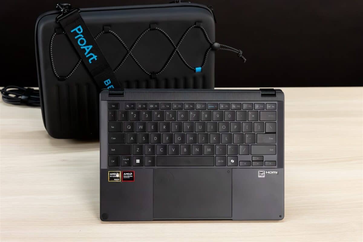 Laptop compact cu ecran tactil și accesorii de protecție pentru tehnologie portabilă.