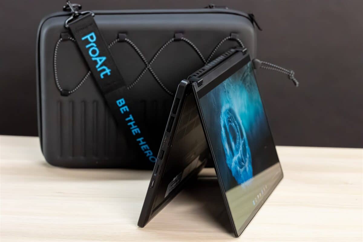 ProArt laptop 2-in-1 cu ecran tactil și husă de protecție neagră.