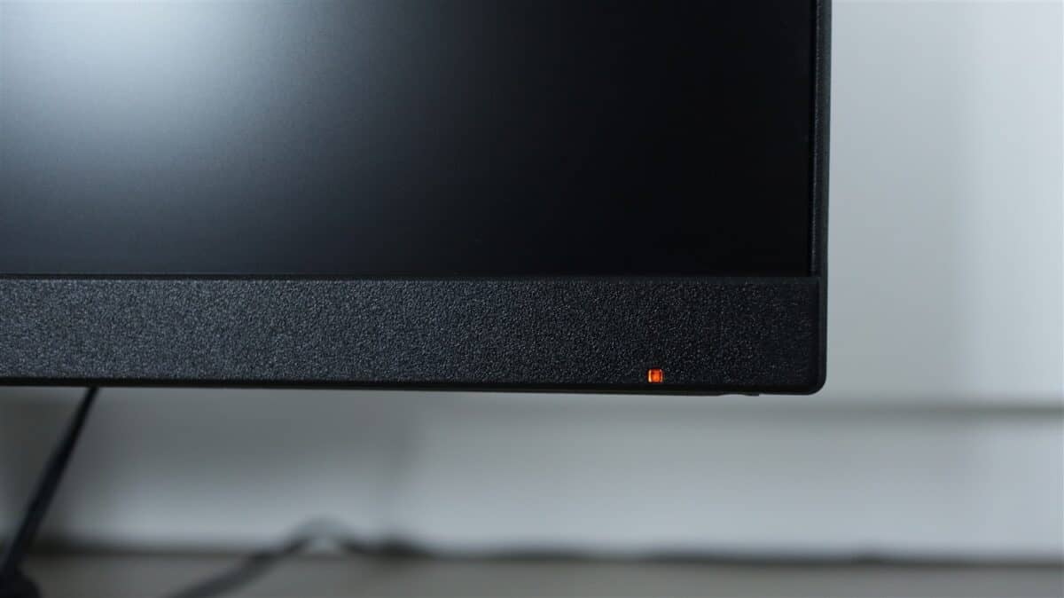 Ecran de calculator negru, cu margini subțiri, pentru birou sau gaming.