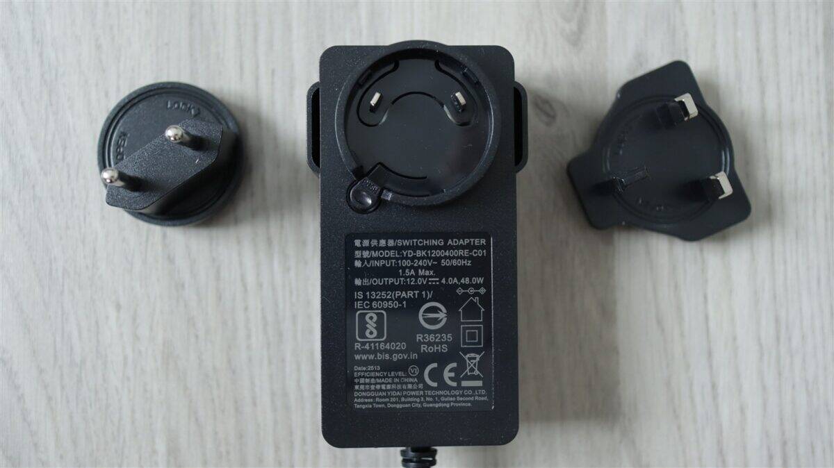 Adaptor de priză universal pentru încărcătoare și dispozitive electronice.