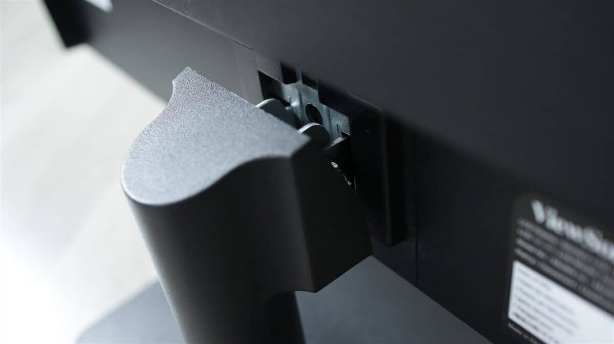 Monitor ergonomic cu suport ajustabil pentru birou, ideal pentru un spațiu de lucru confortabil și p.