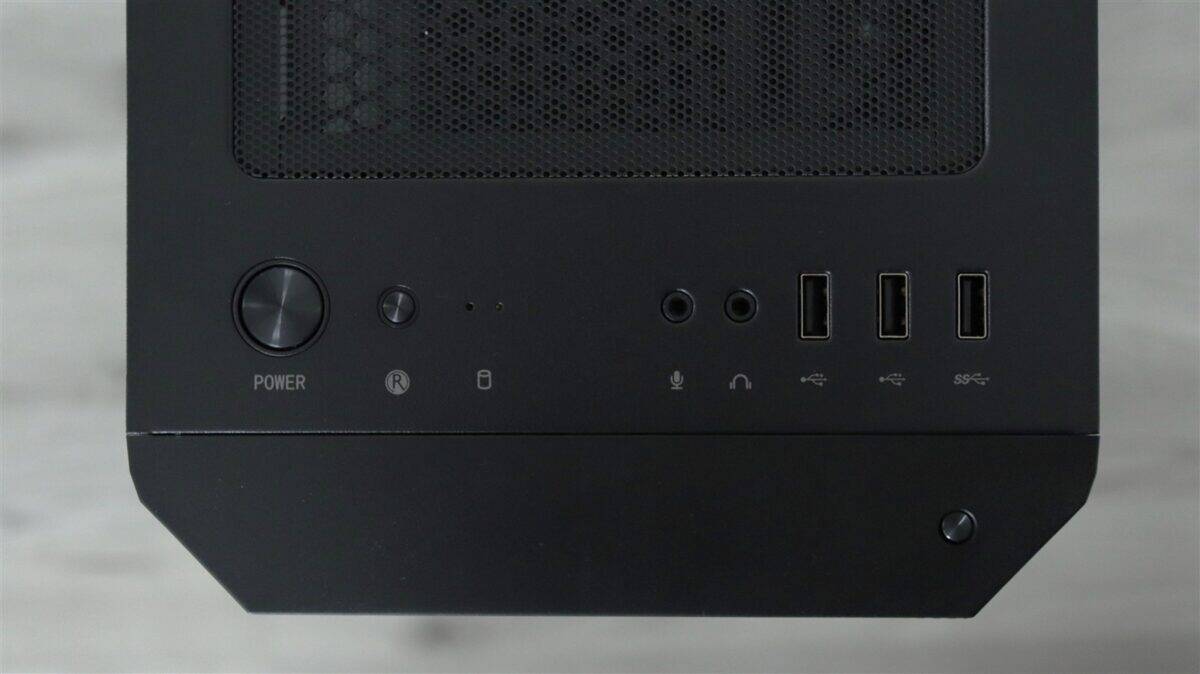 Tastatură PC neagră cu porturi USB și buton power, ideală pentru gaming și productivitate.