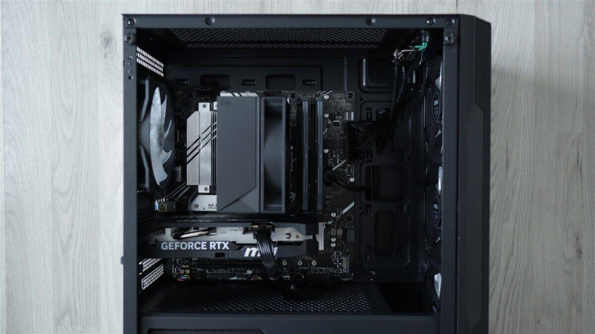 PC gaming cu hardware performant, inclusiv placă video GeForce RTX, în carcasă neagră.