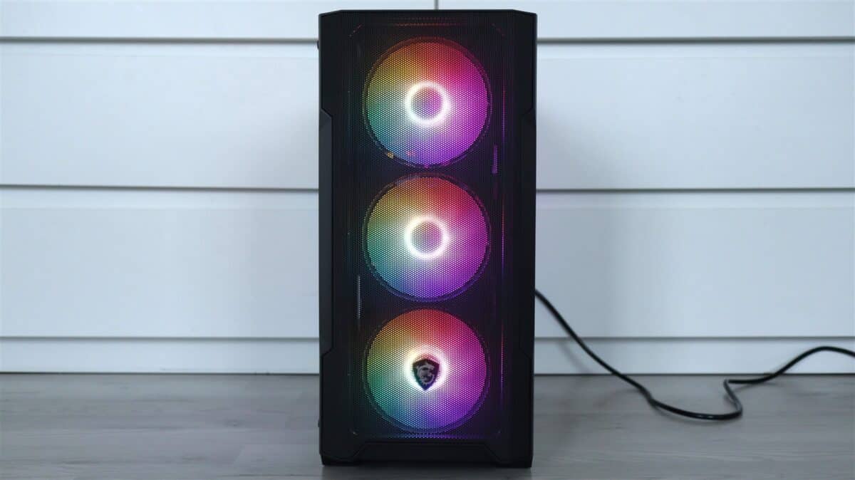 Carcasă PC cu trei ventilatoare RGB și iluminare vibrantă pentru gaming.