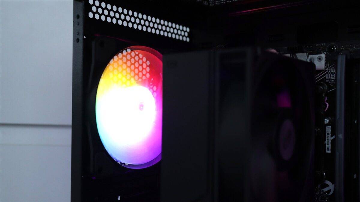 Performanță PC cu iluminare RGB în carcasă gaming.