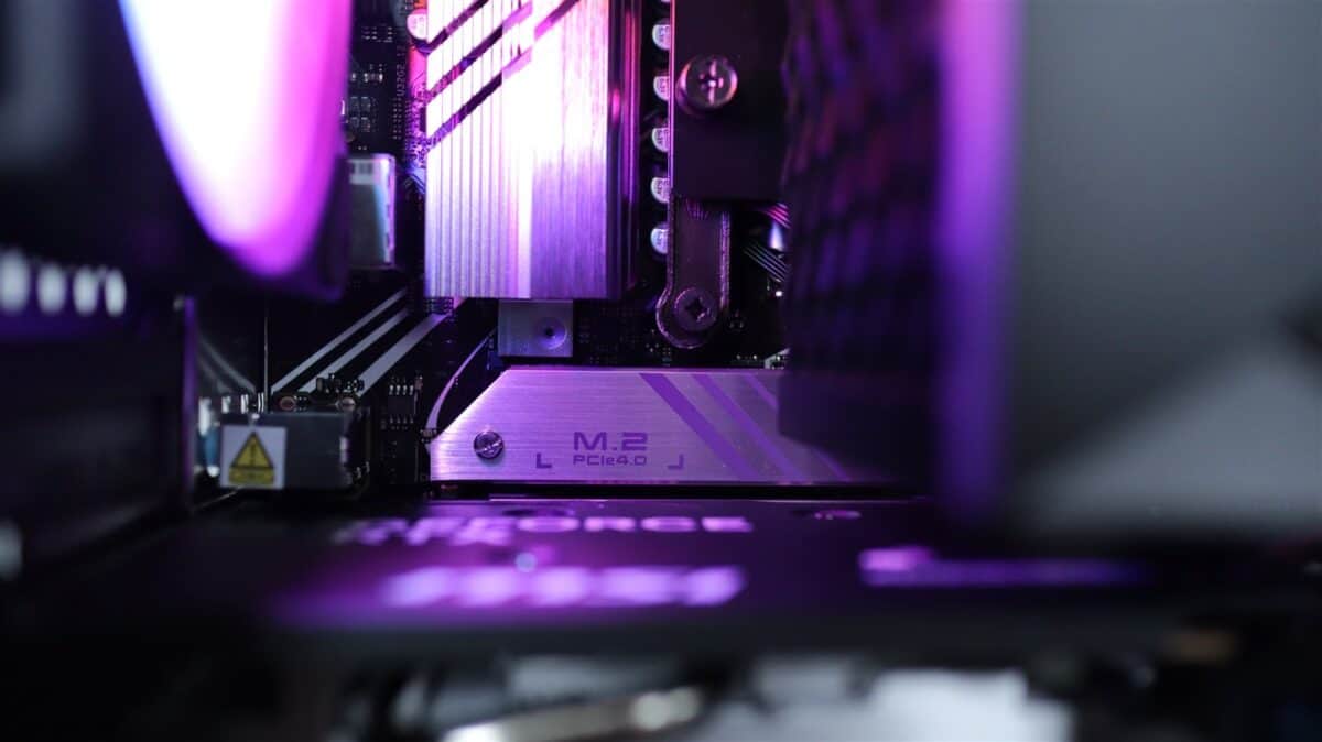 Imagine cu o placă de bază modernă și iluminare RGB vibrantă în interiorul unui PC gaming.