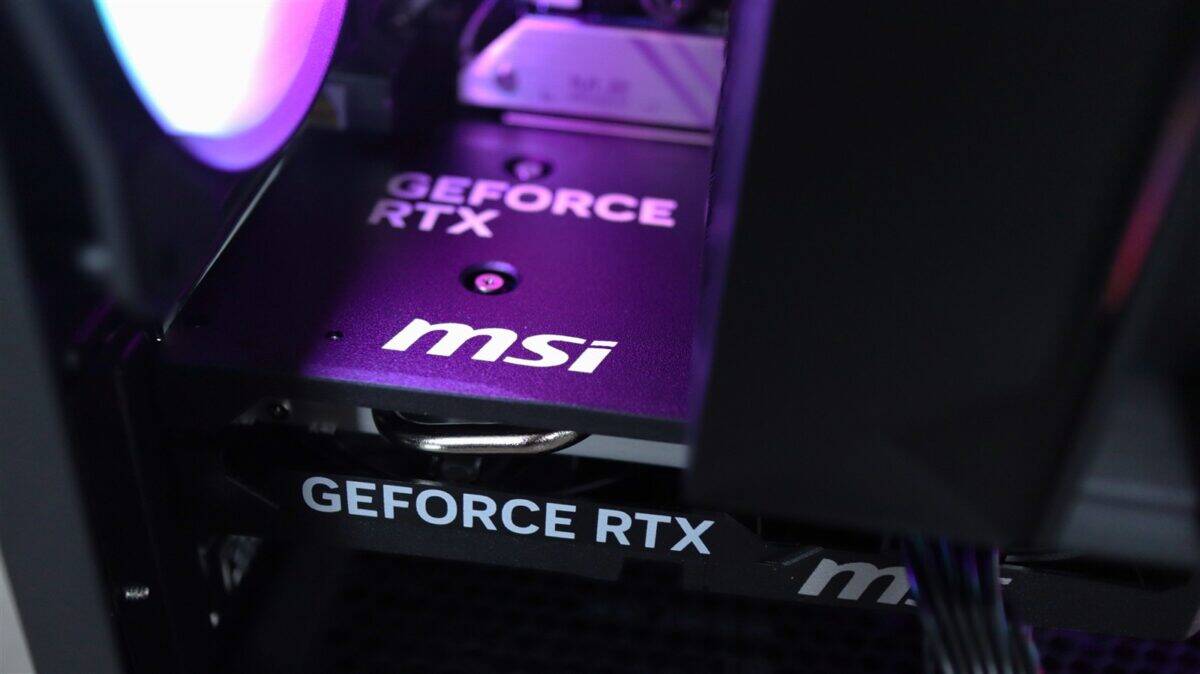 Placă video MSI GeForce RTX pentru gaming de înaltă performanță.