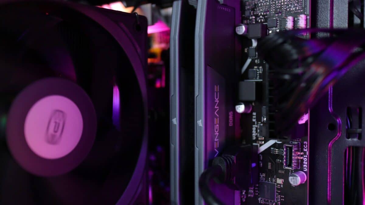 Componentă hardware pentru gaming și performanță, cu iluminare RGB și performanță ridicată.