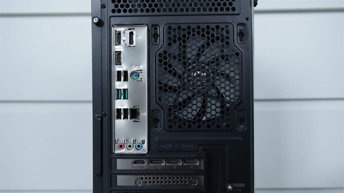 Porturi și ventilator pe partea din spate a unui PC desktop.
