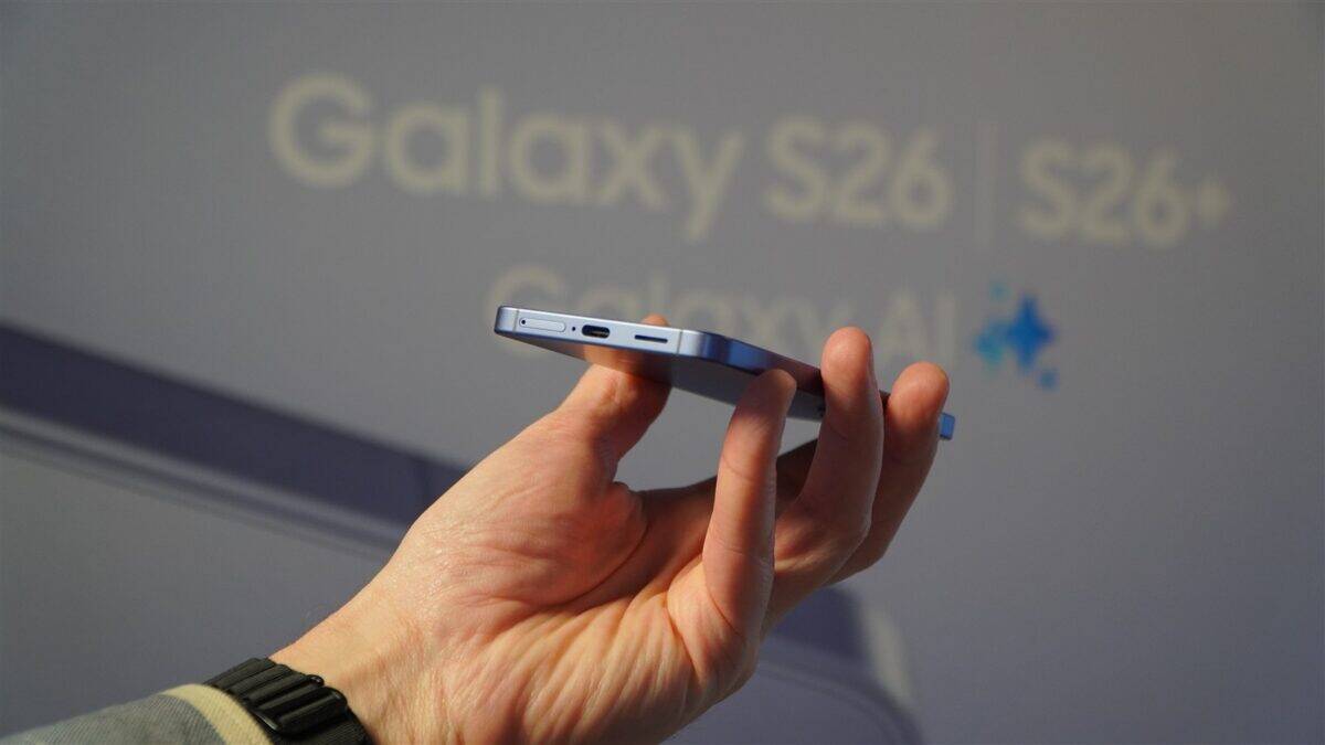 Telefon Galaxy S26, dispozitiv high-tech modern, prezentat în mâna utilizatorului.