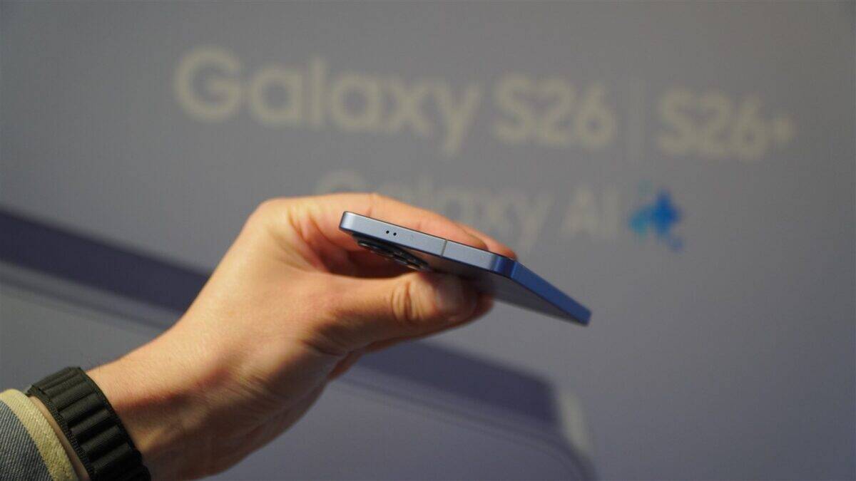 Imagine cu un telefon Samsung Galaxy S26 ținut în mână, evidențiind designul subțire și finisajul el.