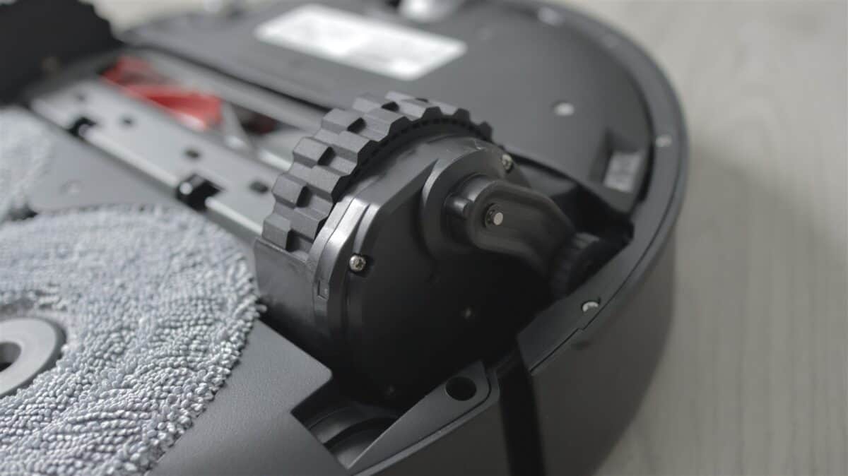 Robot de aspirare cu functie mop Roborock Saros 20 - review