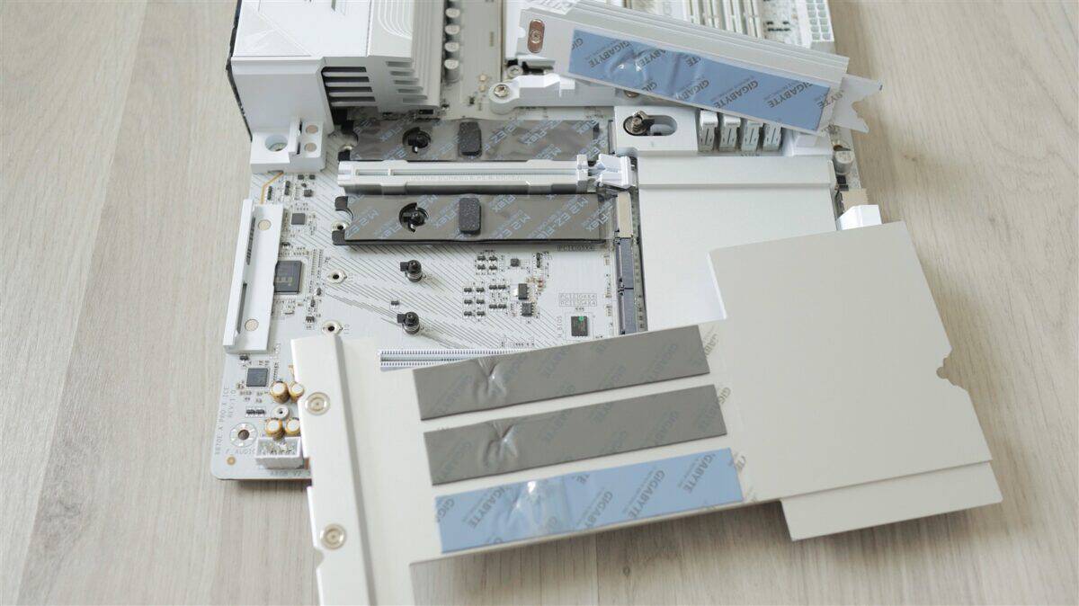 Placa de baza GIGABYTE X870E AORUS PRO X3D ICE - review