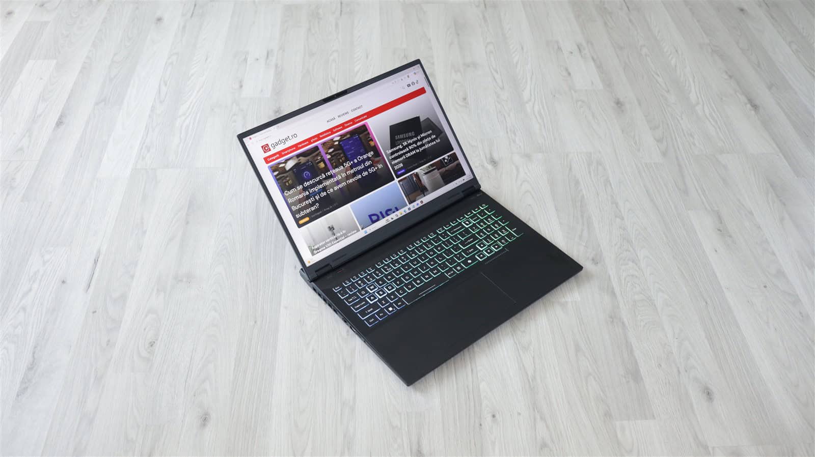 Laptop gaming Acer Nitro AI 18 (AN18-61) - prezentare (Ecran IPS de 18 inch WQXGA 165Hz, AMD Ryzen AI 9 365, NVIDIA GeForce RTX 5070 Ti, 32GB DDR5, baterie de 90 Wh)